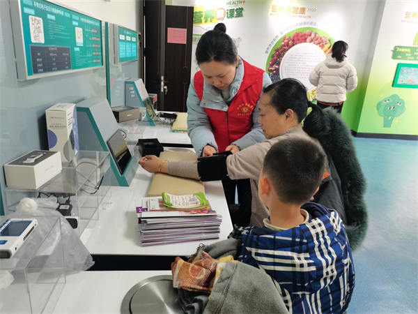 肥西县上派镇灯塔社区 春节服务“不打烊”，健康相伴暖人心